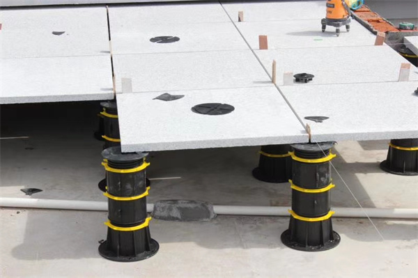 *支撑器在楼房阳台地板架空中的快速施工